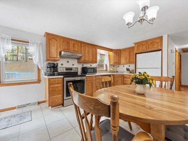3 Holmes St, Halifax, MA 02338
