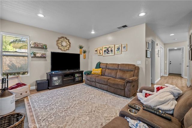 27687 Ron Ridge, Saugus, CA 91350