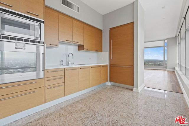 900 W Olympic Boulevard 28B, Los Angeles, CA 90015