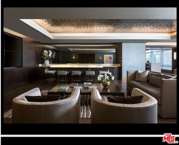 900 W Olympic Boulevard 28B, Los Angeles, CA 90015