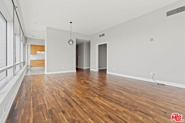 900 W Olympic Boulevard 28B, Los Angeles, CA 90015