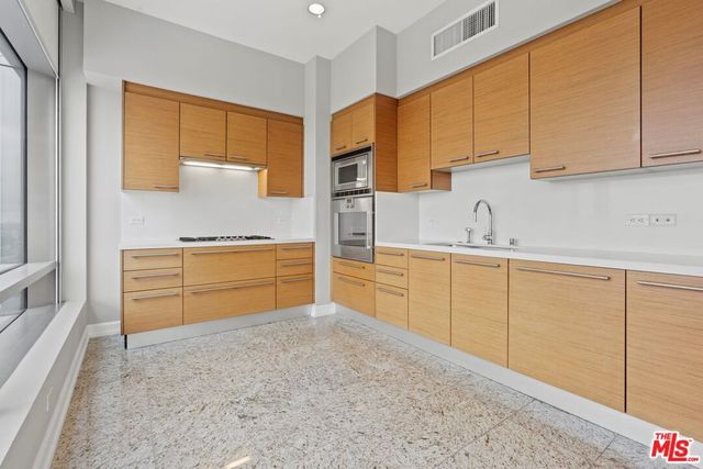 900 W Olympic Boulevard 28B, Los Angeles, CA 90015