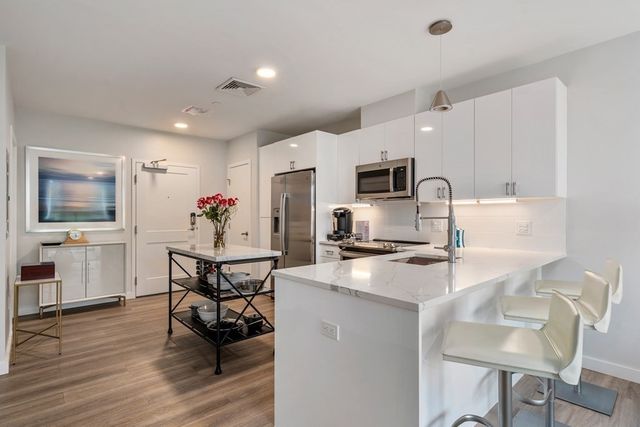 68 Los Angeles St 207, Newton, MA 02458