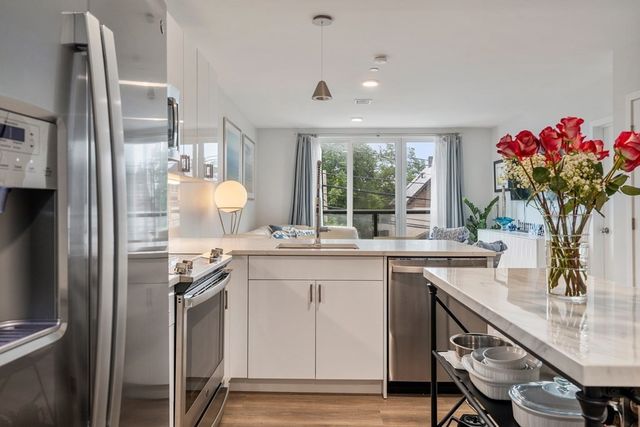 68 Los Angeles St 207, Newton, MA 02458