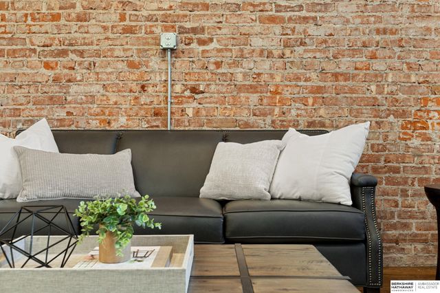 817 S 33rd Street, Omaha, NE 68105