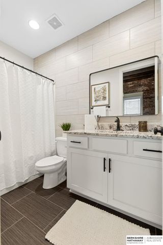 817 S 33rd Street, Omaha, NE 68105