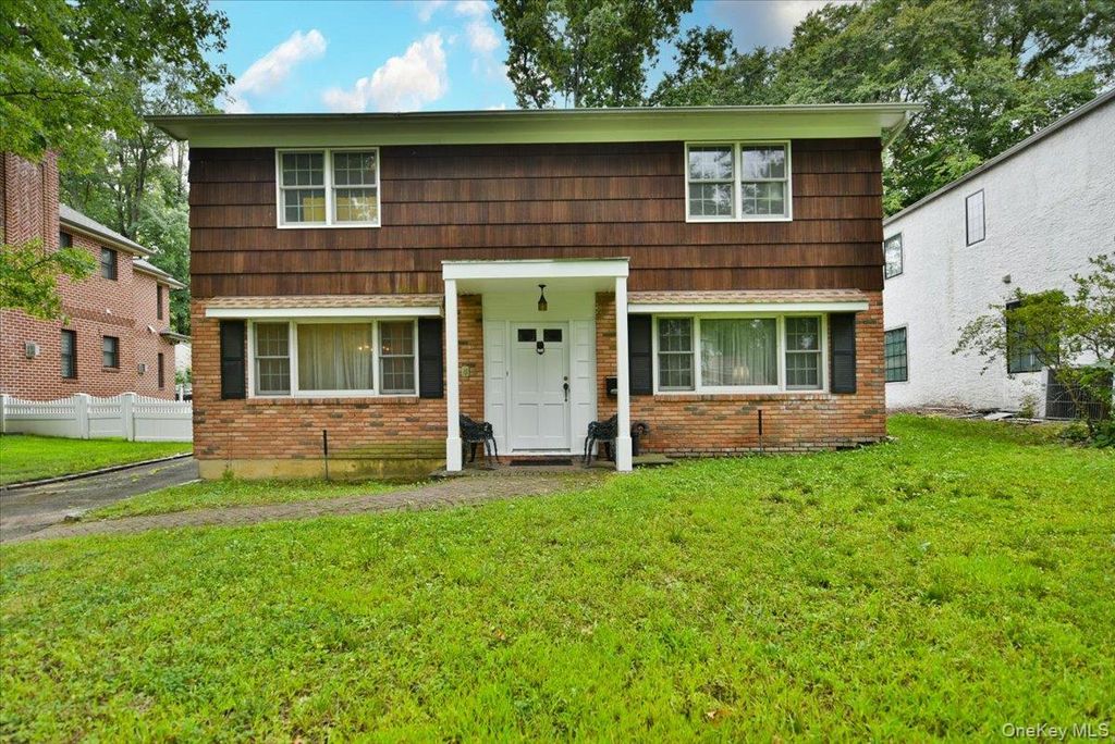 12 HUTCHINSON Court, Great Neck, NY 11023 — photo 2
