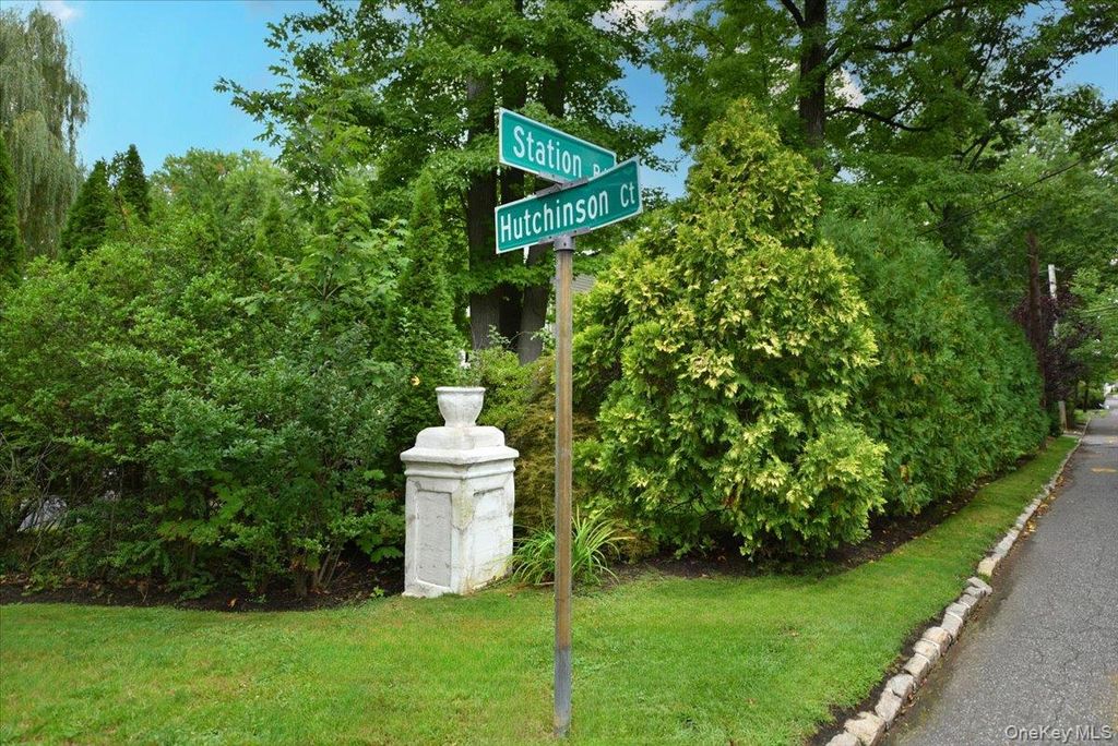 12 HUTCHINSON Court, Great Neck, NY 11023 — photo 3