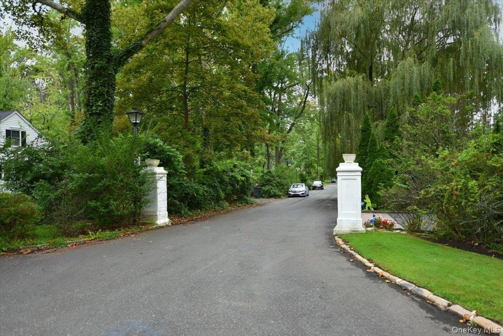 12 HUTCHINSON Court, Great Neck, NY 11023 — photo 4