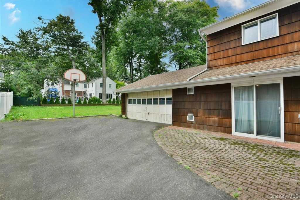 12 HUTCHINSON Court, Great Neck, NY 11023 — photo 5