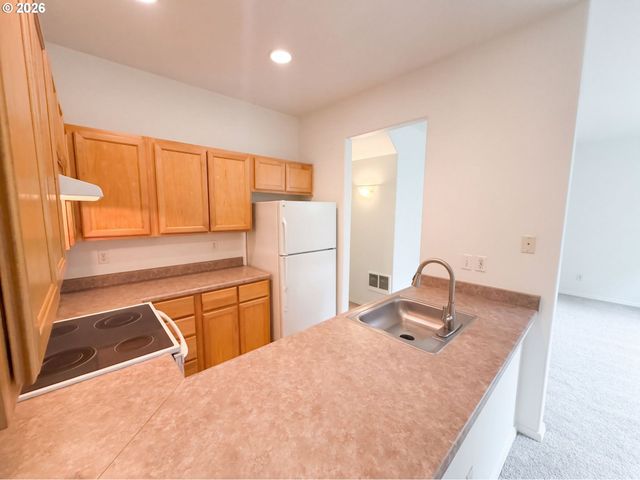 546 Ne KNOTT St, Portland, OR 97212