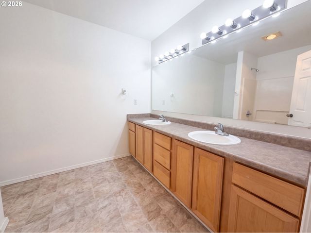 546 Ne KNOTT St, Portland, OR 97212