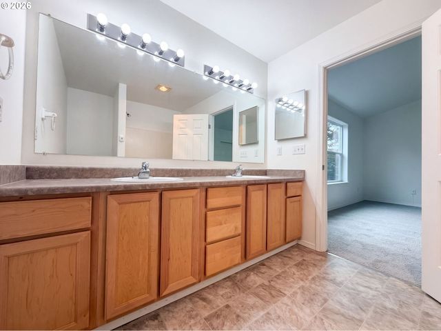 546 Ne KNOTT St, Portland, OR 97212