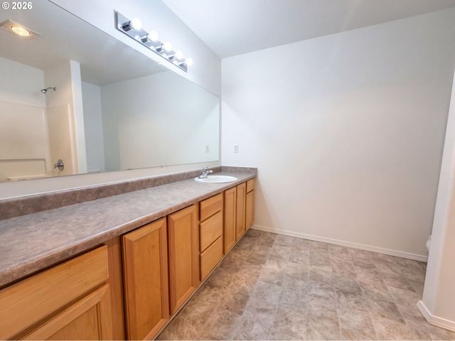 546 Ne KNOTT St, Portland, OR 97212
