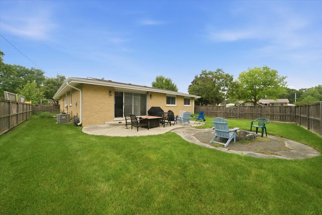 601 E Dogwood Lane, Mount Prospect, IL 60056