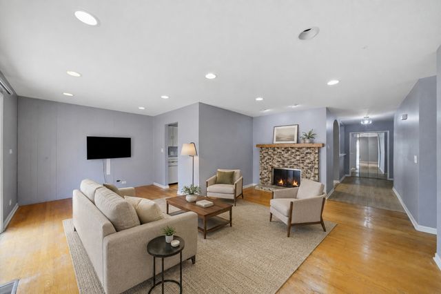 601 E Dogwood Lane, Mount Prospect, IL 60056