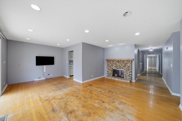 601 E Dogwood Lane, Mount Prospect, IL 60056