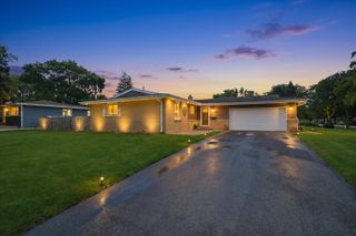 601 E Dogwood Lane, Mount Prospect, IL 60056
