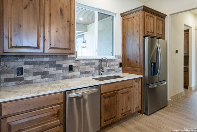 811 Horseshoe Falls, Bandera, TX 78003