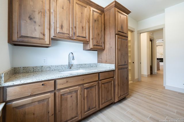 811 Horseshoe Falls, Bandera, TX 78003