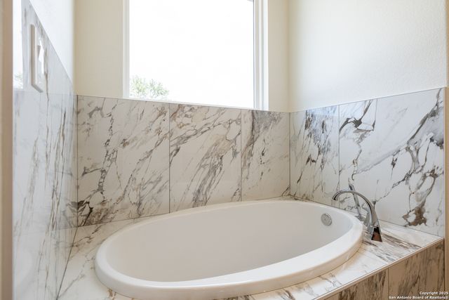 811 Horseshoe Falls, Bandera, TX 78003