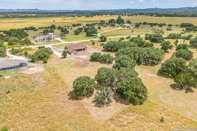 811 Horseshoe Falls, Bandera, TX 78003