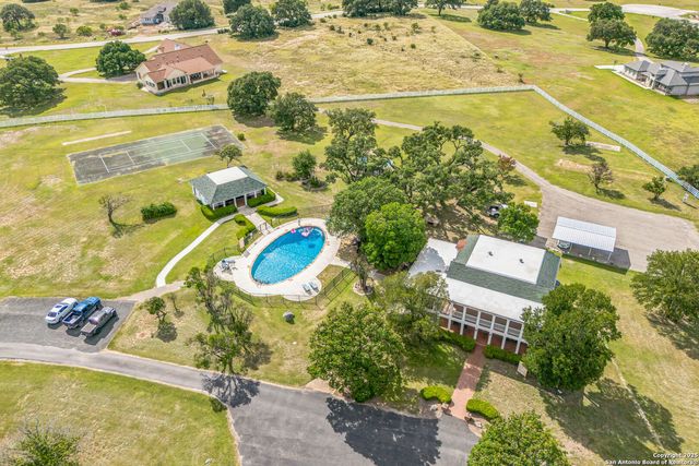 811 Horseshoe Falls, Bandera, TX 78003