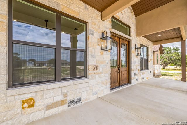 811 Horseshoe Falls, Bandera, TX 78003