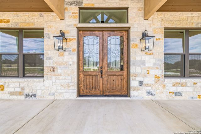 811 Horseshoe Falls, Bandera, TX 78003