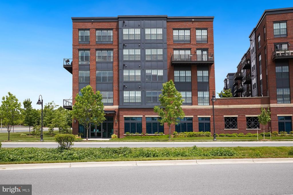 Image 1 of property listing at 502 DIAMONDBACK DR #404, Gaithersburg, MD 20878