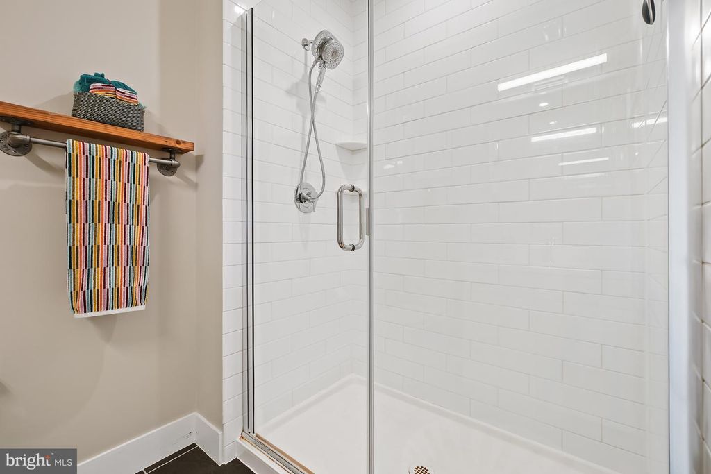 Image 10 of property listing at 502 DIAMONDBACK DR #404, Gaithersburg, MD 20878