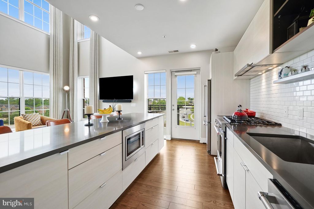 Image 18 of property listing at 502 DIAMONDBACK DR #404, Gaithersburg, MD 20878