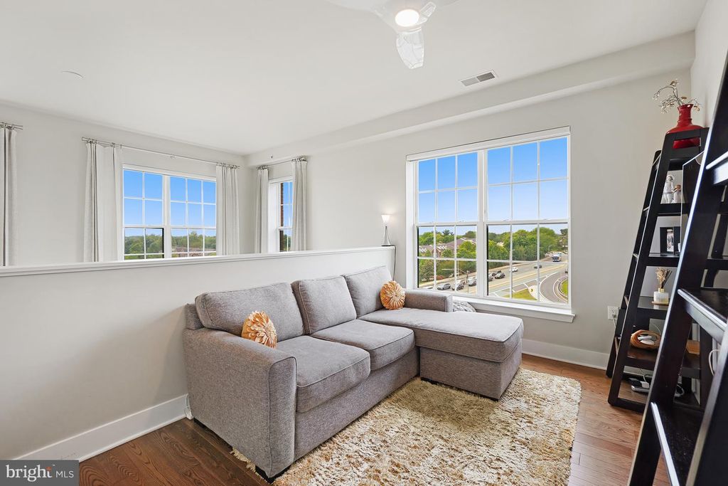 Image 32 of property listing at 502 DIAMONDBACK DR #404, Gaithersburg, MD 20878