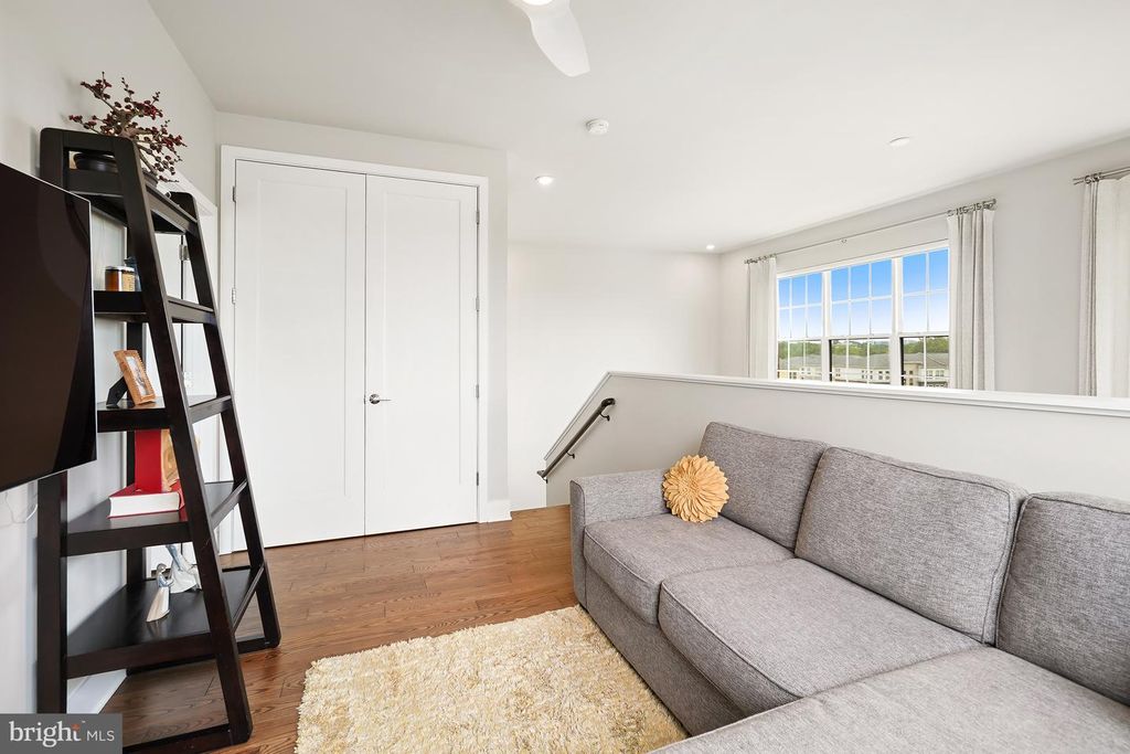 Image 33 of property listing at 502 DIAMONDBACK DR #404, Gaithersburg, MD 20878