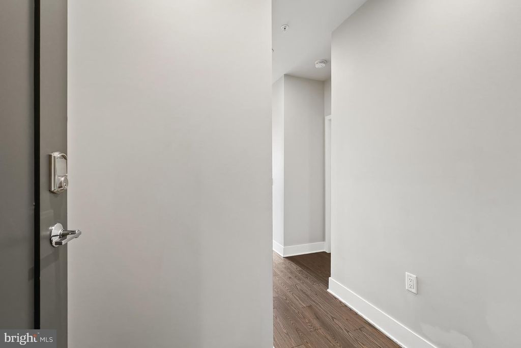 Image 5 of property listing at 502 DIAMONDBACK DR #404, Gaithersburg, MD 20878
