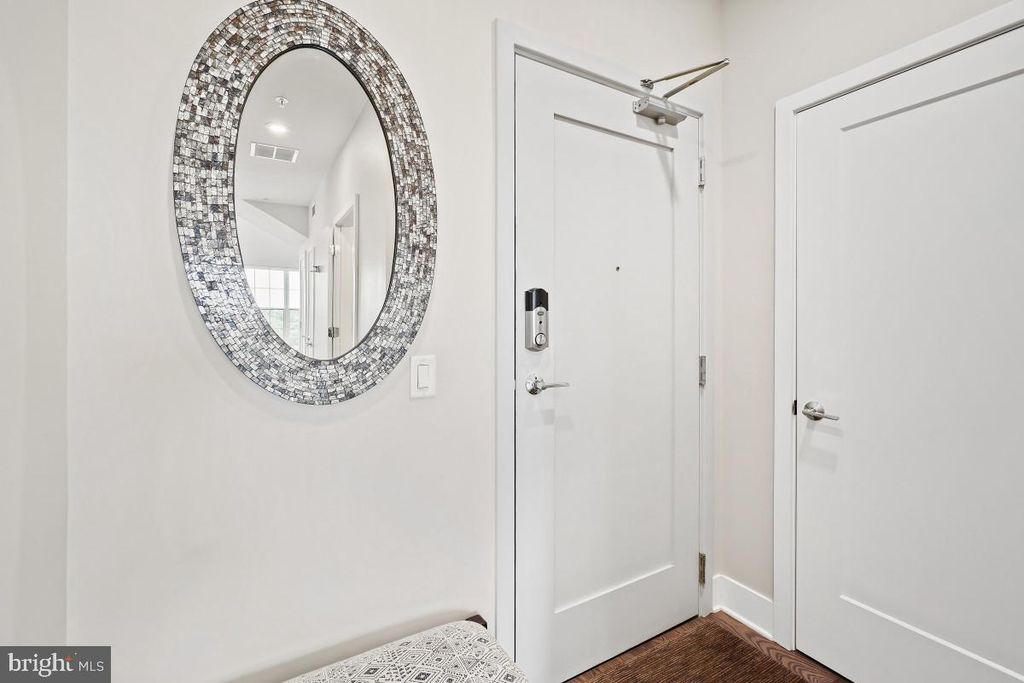 Image 6 of property listing at 502 DIAMONDBACK DR #404, Gaithersburg, MD 20878