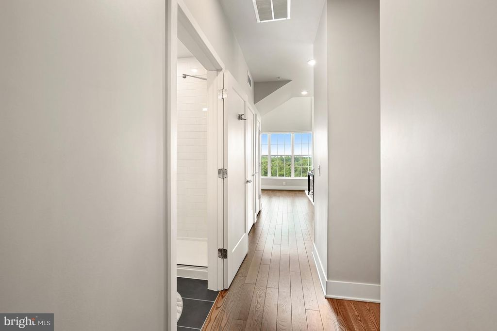 Image 7 of property listing at 502 DIAMONDBACK DR #404, Gaithersburg, MD 20878
