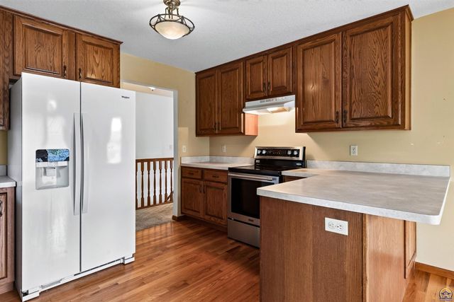 3945 SW 40th St, Topeka, KS 66610