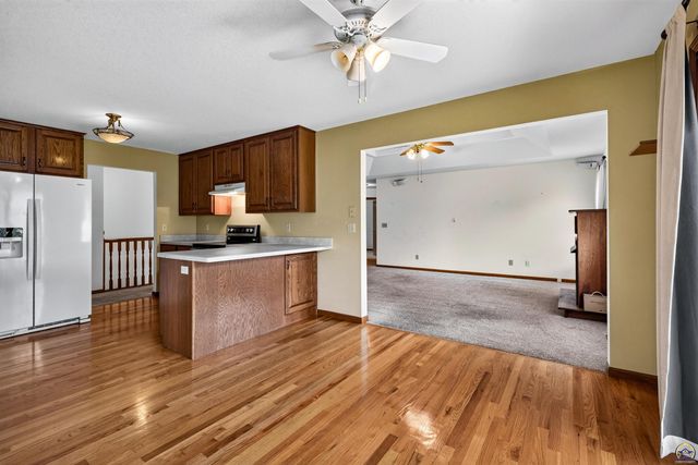 3945 SW 40th St, Topeka, KS 66610