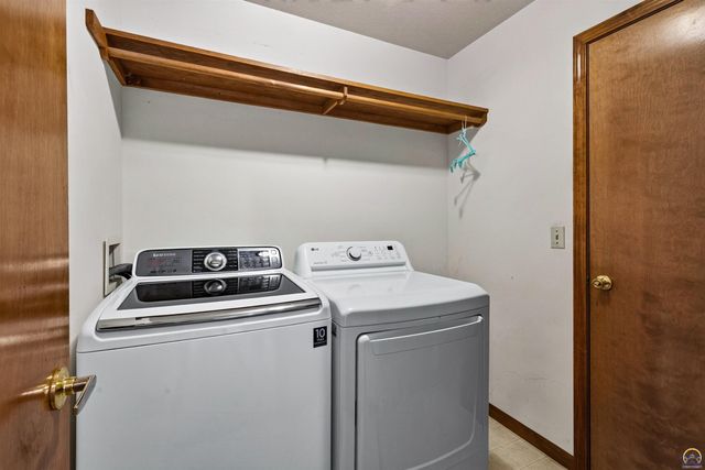 3945 SW 40th St, Topeka, KS 66610