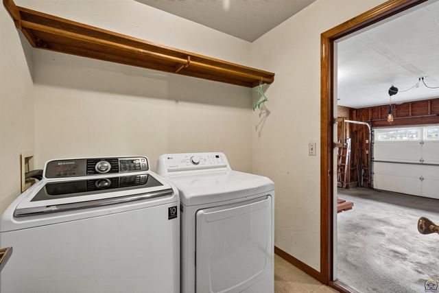 3945 SW 40th St, Topeka, KS 66610