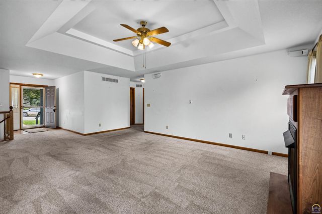3945 SW 40th St, Topeka, KS 66610