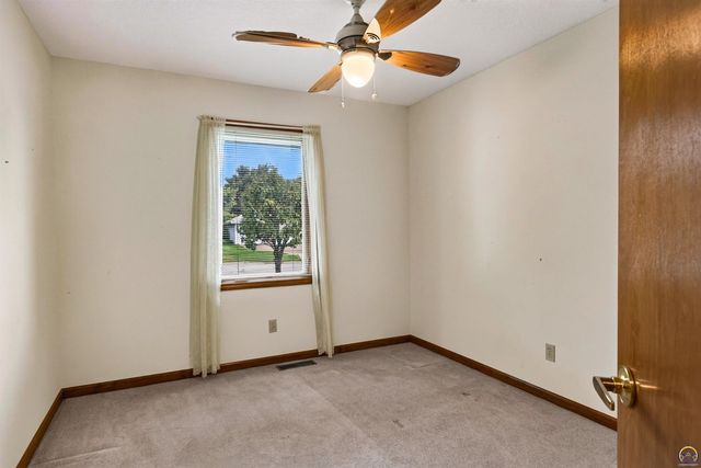 3945 SW 40th St, Topeka, KS 66610