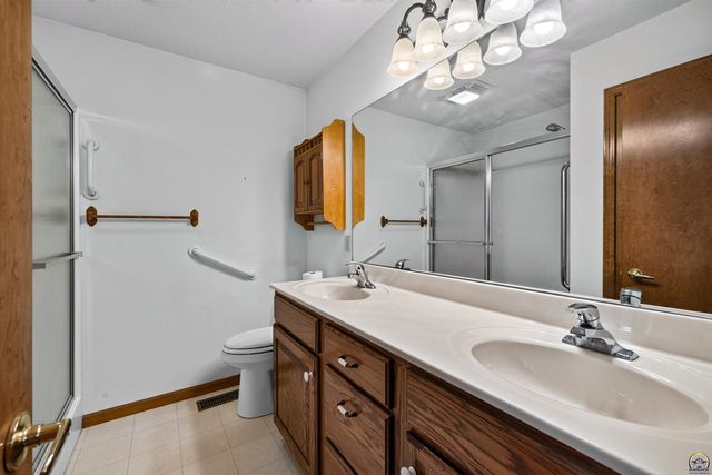 3945 SW 40th St, Topeka, KS 66610