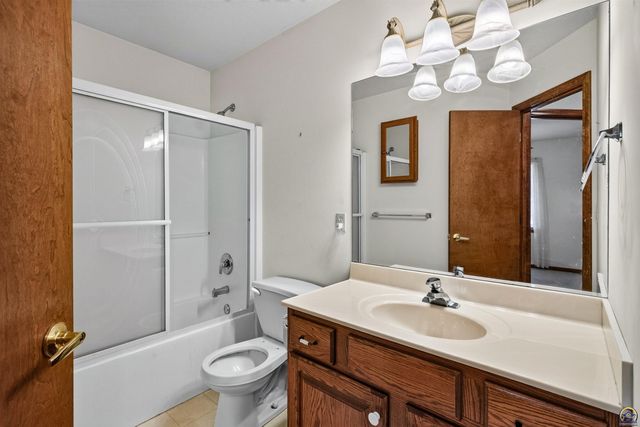 3945 SW 40th St, Topeka, KS 66610
