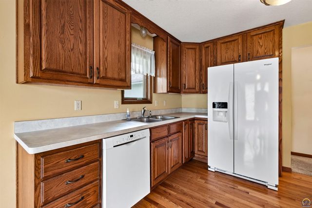 3945 SW 40th St, Topeka, KS 66610