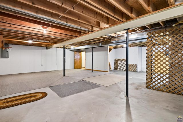 3945 SW 40th St, Topeka, KS 66610