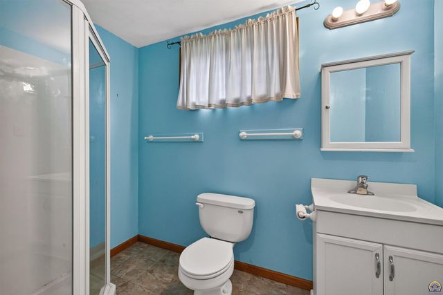 3945 SW 40th St, Topeka, KS 66610