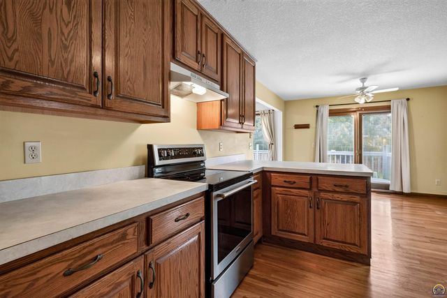 3945 SW 40th St, Topeka, KS 66610