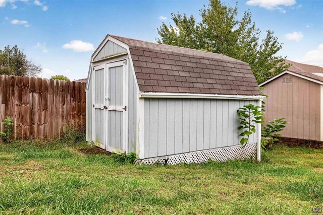 3945 SW 40th St, Topeka, KS 66610